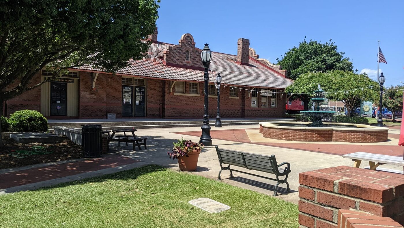 Lamar Arts Depot with fountain and park bench